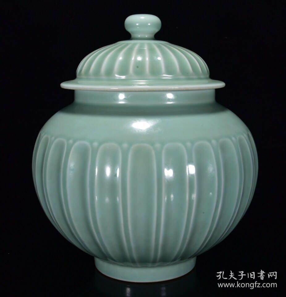 清乾隆年豆青釉瓜棱盖罐3328