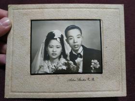 【民国老照片】民国夫妻婚纱照一张 附衬板 保存完好 尺寸9.5*7厘米