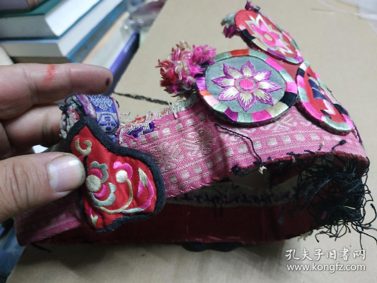 客家刺绣帽围,清代旧物,花卉人物图案都有.博物馆级文物,包老包真.