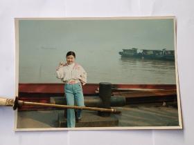 少女在长江船上彩色照片1张（18*12.7厘米）