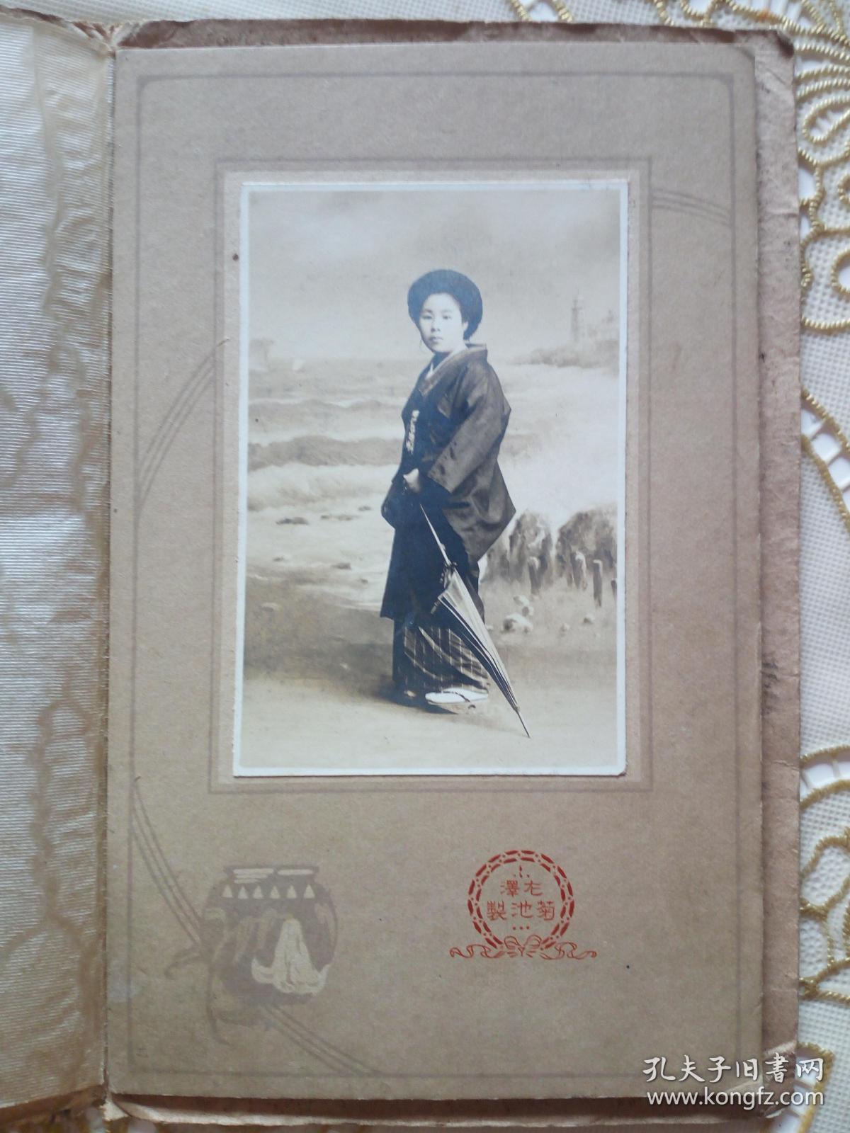 日本19年代签名老照片 和服装女性黑白艺术照一帧 原相册装裱 保存完好 品相完美 照片有照相馆的标识和名称 龙泽菊池制 并有蓝色墨水钢笔字迹 昭和贰年 1927年 二月纪念写真菅原某某氏 照片中的女子名 照片表现了上个世纪日本女性的传统服饰和装扮 具备