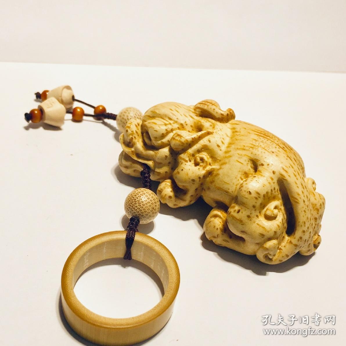 经典款,海派竹雕〖貔貅〗手把件收藏家有一句行话:竹,木,牙,角,竹为先