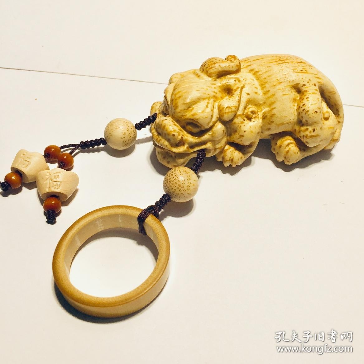 经典款,海派竹雕〖貔貅〗手把件收藏家有一句行话:竹,木,牙,角,竹为先
