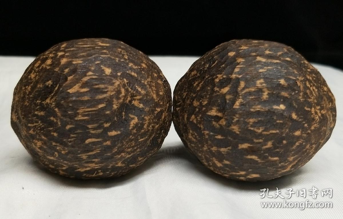 清宫遗珍 沉香木核桃一对