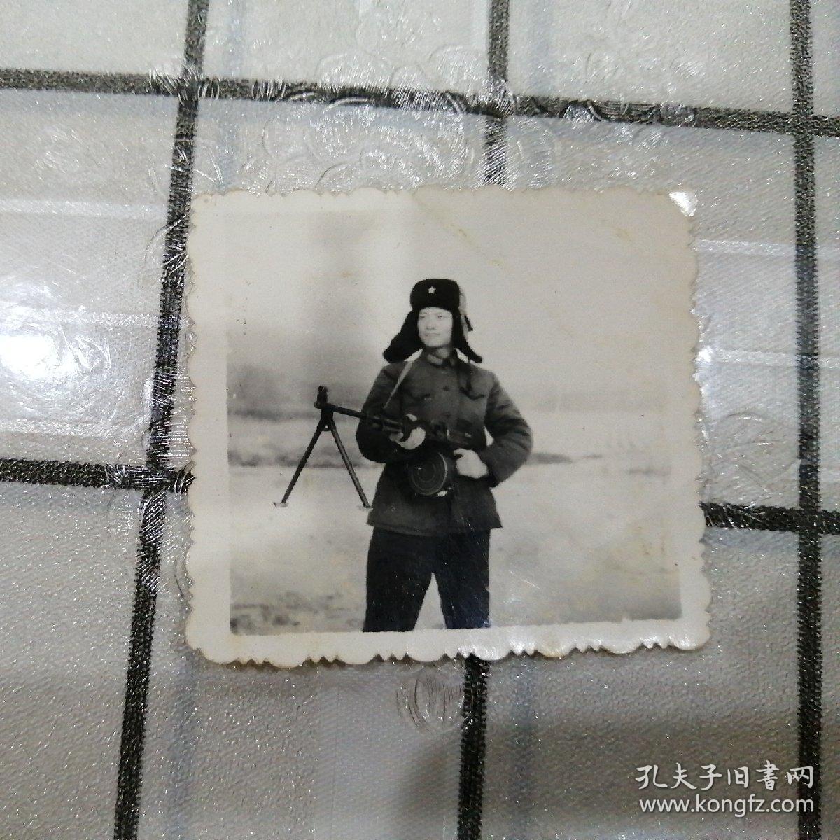 解放军战士持机枪照片(转盘式,冬装)