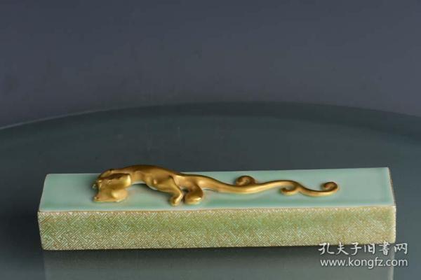 清雍正官窑粉青釉本色金锦地螭虎纹文玩镇纸