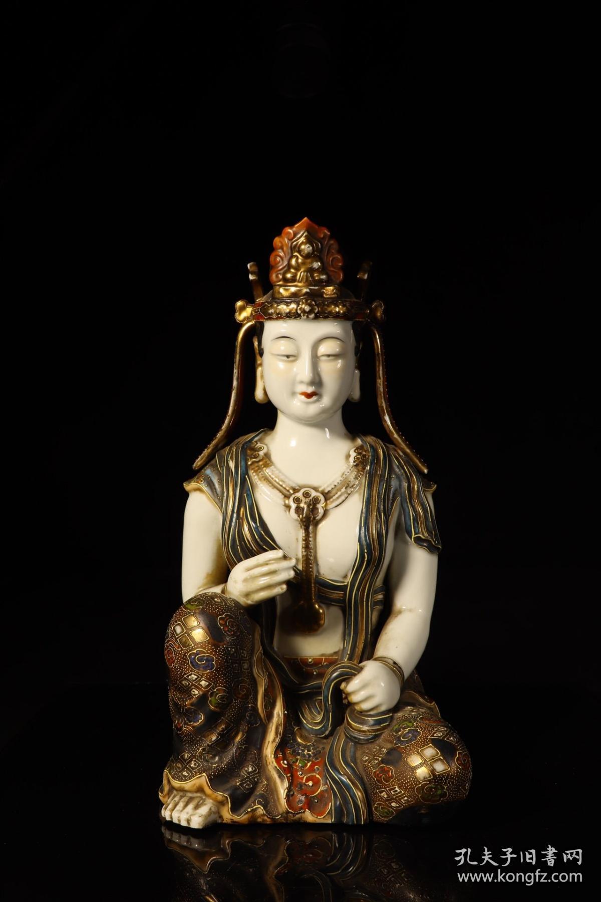 粉彩自在观音坐像