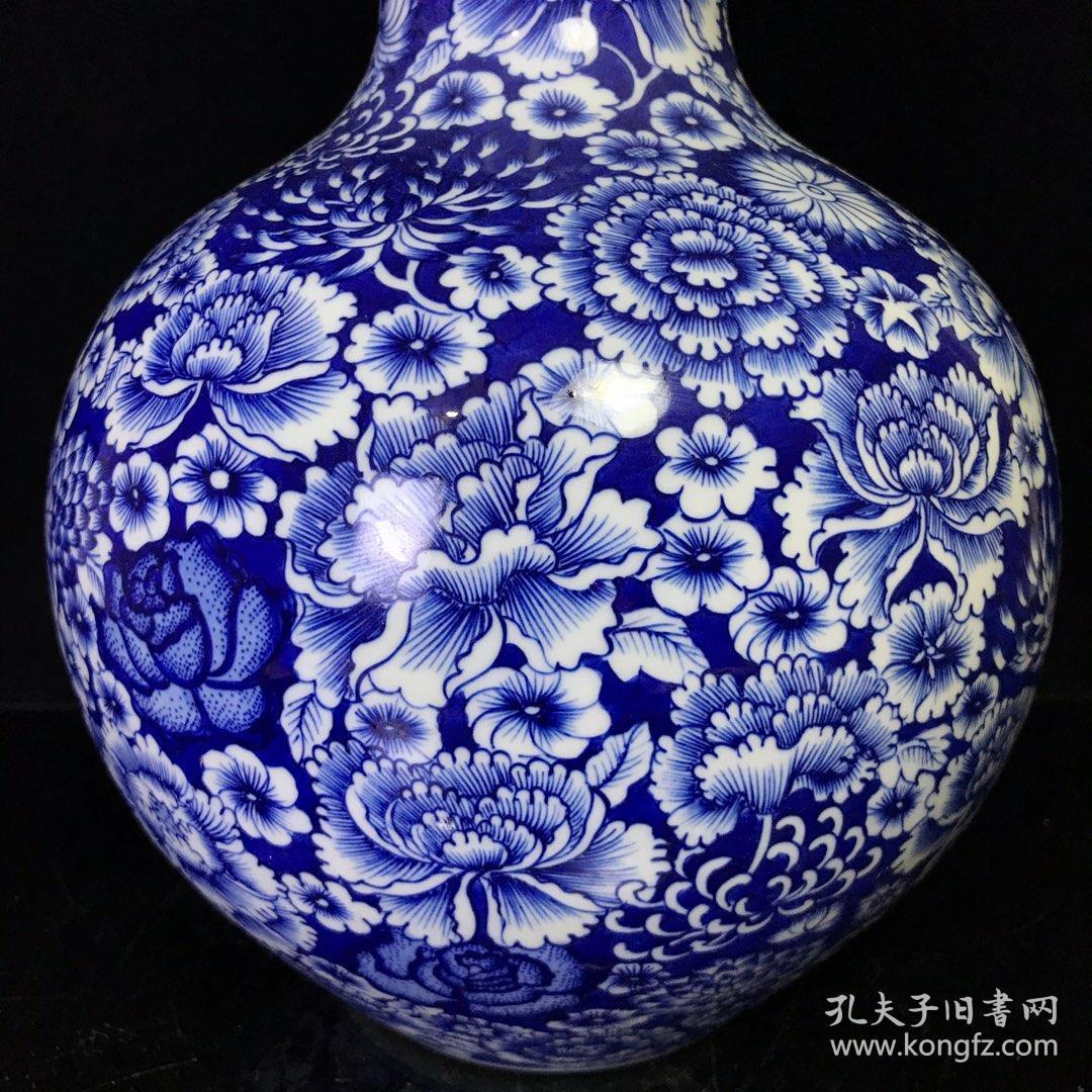 清乾隆青花万花纹天球瓶