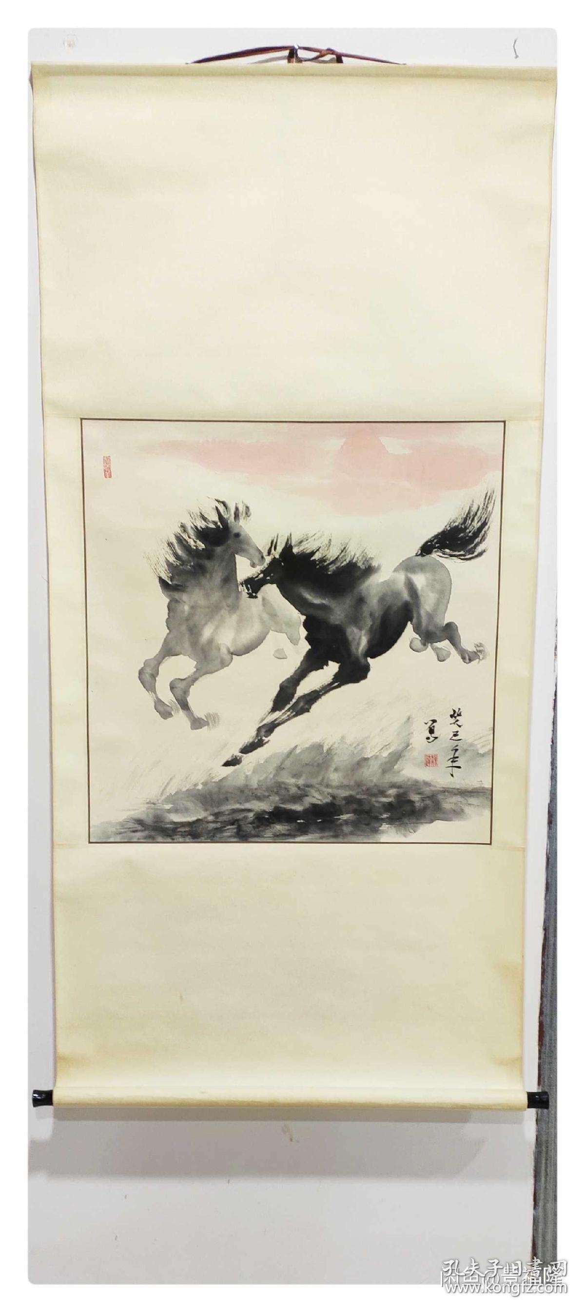 中西画皆擅长,尤擅没骨奔马 作品多次参加画展并获奖.