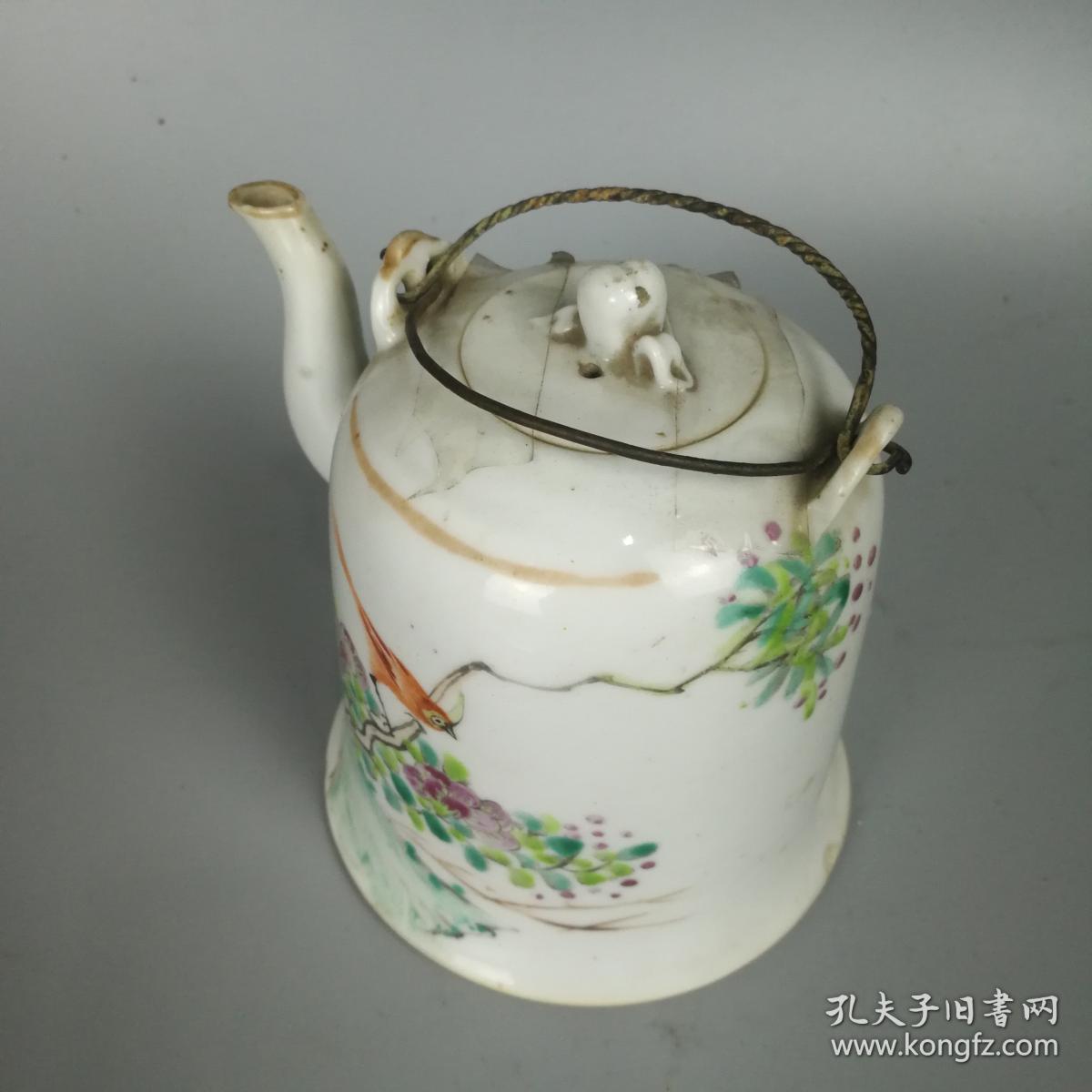 清末民国老茶壶珠山西轩云章作粉彩花鸟钟形提梁壶