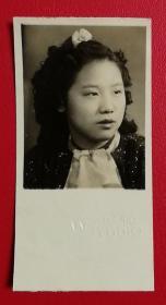 1941年微微照相馆出品《戴围巾的美女》原版黑白老照片1枚，背面有手写日期