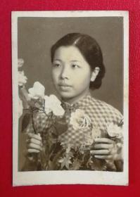 民国时期真如照相馆出品《花与女人》原版黑白老照片1枚