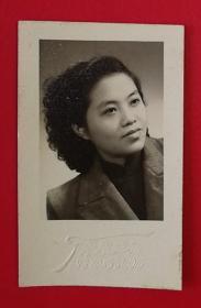 1950年凤凰照相馆出品《侧脸美女周萍》原版黑白老照片1枚，背面有周萍签名题字