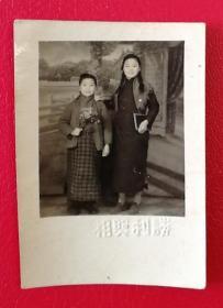 五十年代胜利照相馆出品《美女学生姐妹花》原版黑白老照片1枚