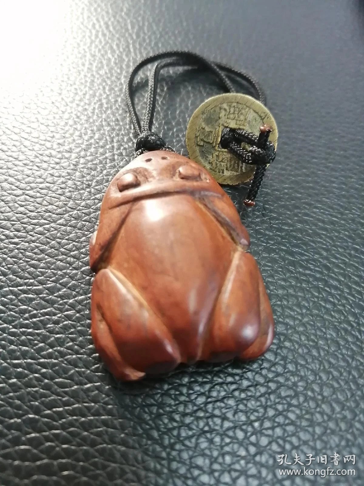 清代黄杨木青蛙把件,文房案头雅物,包浆自然,用刀简洁明了,形态生动