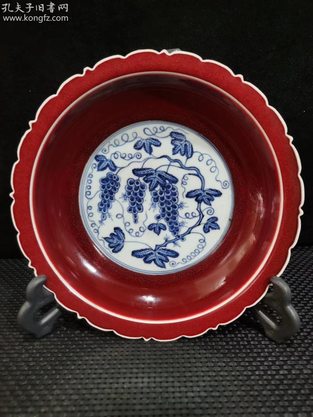 大明宣德年制,橘皮纹,单色釉季红釉手绘青花花边盘子(葡萄滕)