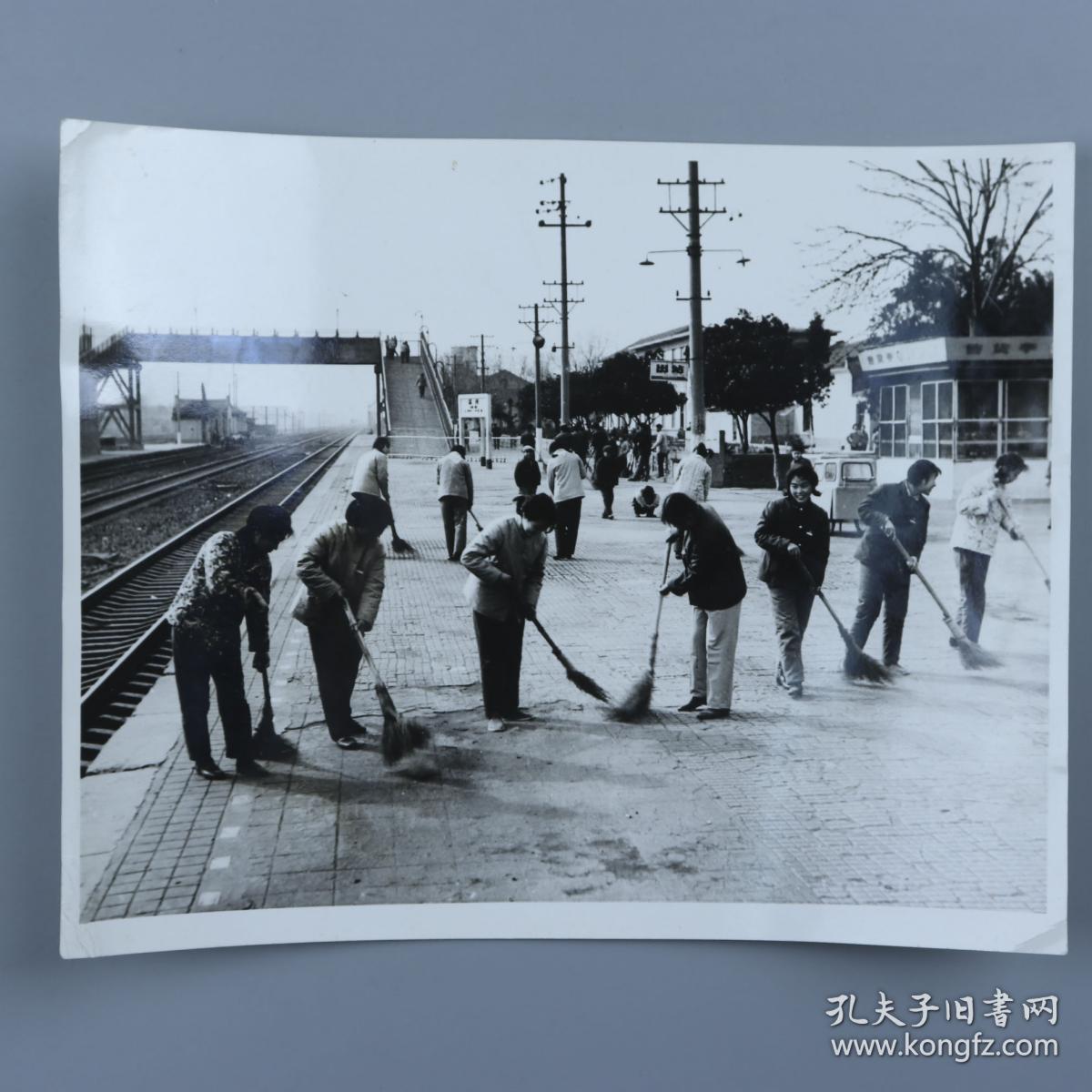 中国摄影旧藏八十年代老照片1983年兰州民航局宣传处干事李福荣摄下一