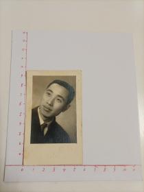 民国时期（1945年1月1日）南华照相馆拍摄《西服领带帅哥半身照》原版黑白照片1张