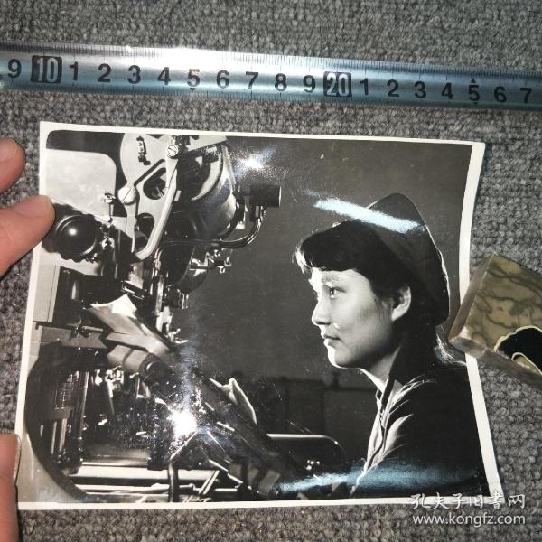 怀旧收藏:老照片 部队美女发报员正在工作 【尺寸:14x 12厘米】品如实