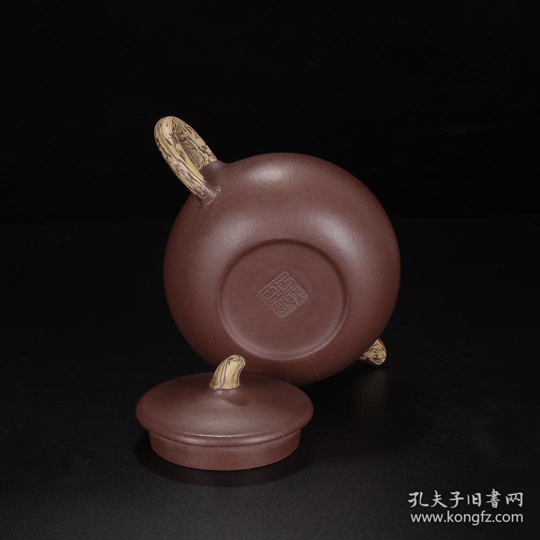 珍藏精品紫砂壶品名:君德底款:吕尧臣尺寸:17/9cm 容量:450cc 紫砂