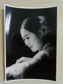 【同一来源】约九十年代摄影师齐建国（未署名）拍摄《美女颔首》原版较大尺寸黑白照片1张