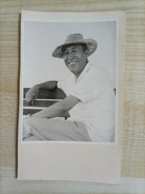 【同一来源】约九十年代摄影师齐建国（未署名）拍摄《微笑的戴帽老人》原版（12*9.1cm）黑白照片1张
