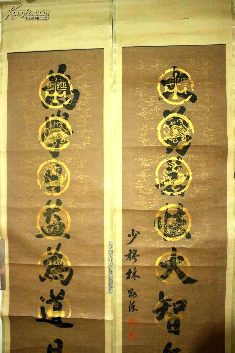 每个字都有【金粉绘制】的图案。大智若愚,大