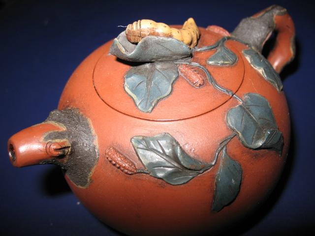《桑蚕壶》紫砂茗壶 蒋蓉作品 金蚕为盖面 桑梗为嘴为把 桑枝桑叶舒展