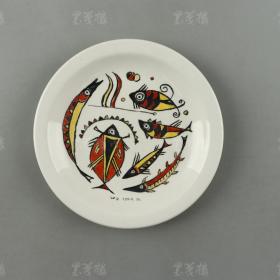 孟-伟-哉旧藏：著名版画家、原中国美协副主席 王琦 1990年手绘“连年有余”瓷盘一件 HXTX307300