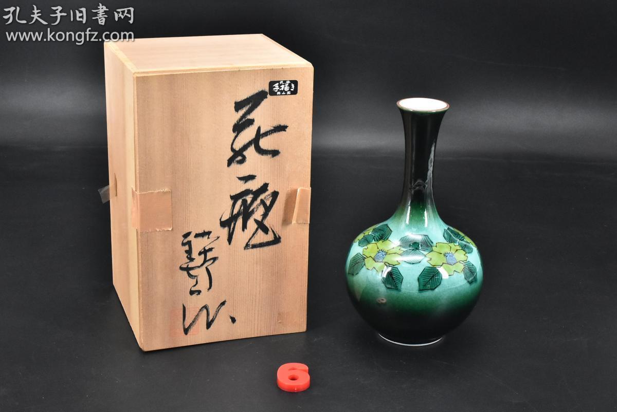 6 九谷美山作 日本九谷烧陶瓷花瓶 原盒一件外壁花朵图案渐变色彩样式精美底款 九谷美山 日本传统工艺陶瓷器瓶口直径 4 2cm 花瓶最宽处约 12cm 瓶高 cm 九谷烧因发祥地日本九谷而得名明朝末年中国彩绘瓷器传入日本因而具有中国风格 6 九谷美山作 日本九谷烧陶瓷花瓶 原盒一件外壁花朵图案渐变色彩样式精美底款 九谷美山 日本传统工艺陶瓷器瓶口直径 4 2cm 花瓶最宽处约 12cm 瓶高 cm 九谷烧因发祥地日本九谷而得名明朝末年中国彩绘瓷器传入日本因而具有中国风格
