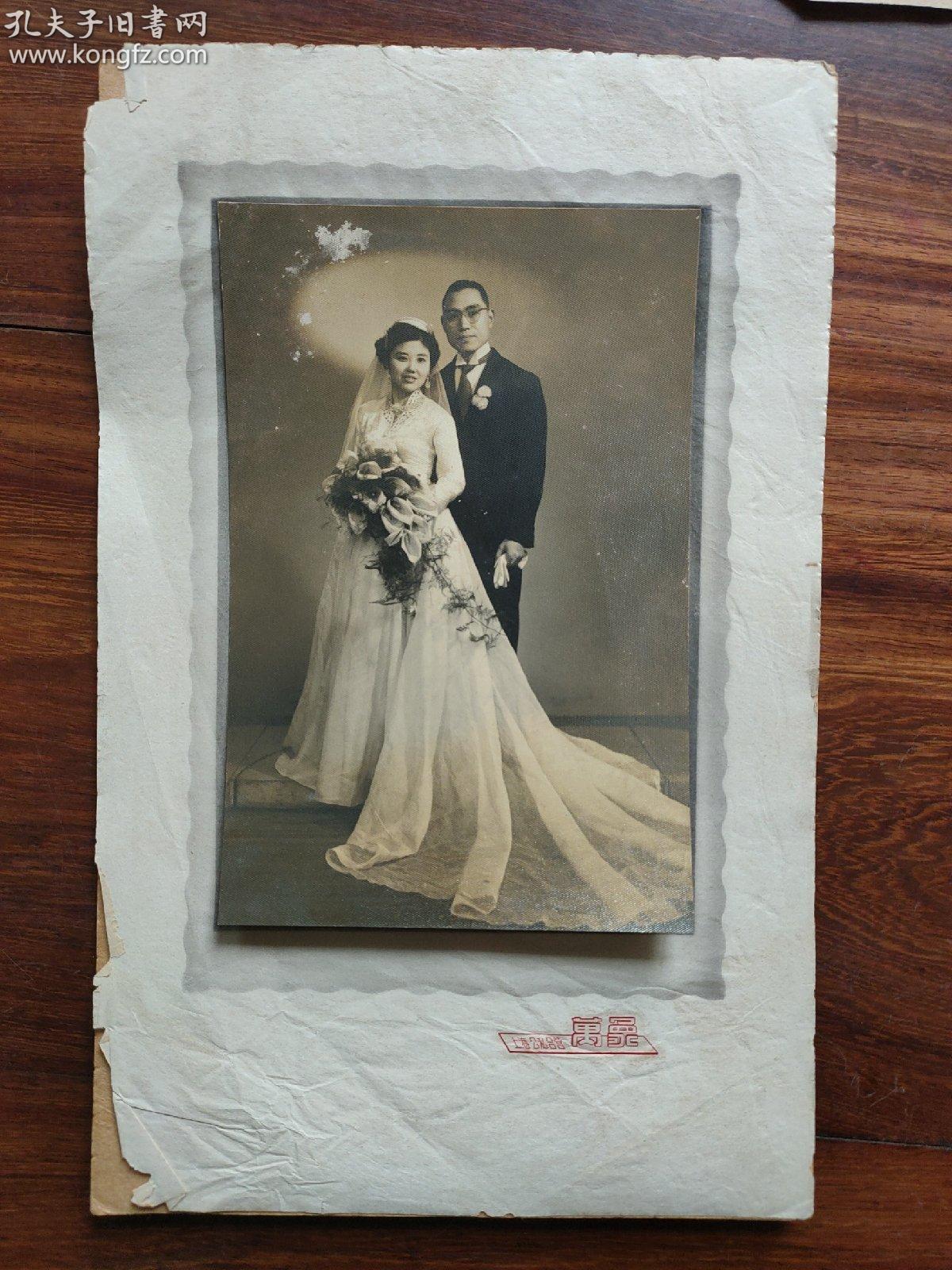 50年代结婚照一张。尺寸:15×10厘米。如图